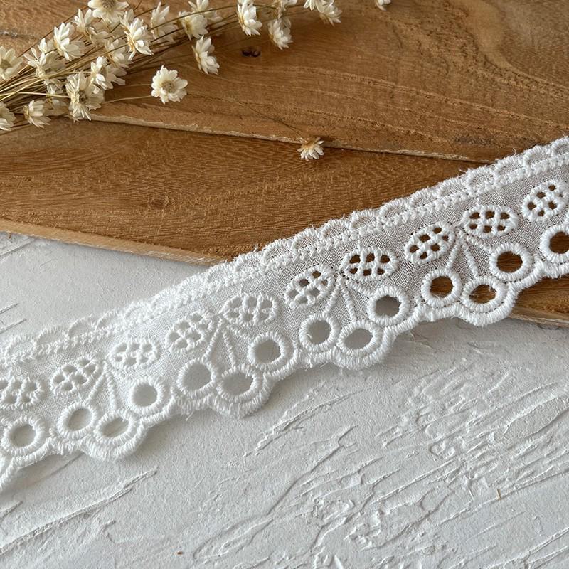 Japanischer weißer Spitzenbesatz aus Baumwolle mit Stickerei für selbstgemachte Kleidung – Materialien für Accessoires aus hohler Schleife für Röcke