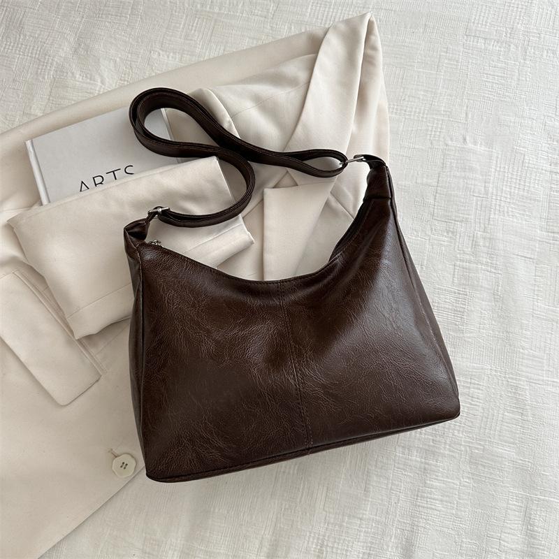 

Сумка-мессенджер из мягкой кожи большой вместимости в корейском стиле, женская, новая 2025, популярная сумка через плечо, сумка для отдыха, тренд этого года