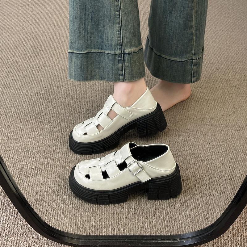 Scarpe Romane con Zeppa Ragazza 2025 Nuove Primavera Estate Retro Forate Scarpe Muffin Vento Fatato Studente Aumento Altezza Sandali Baotou