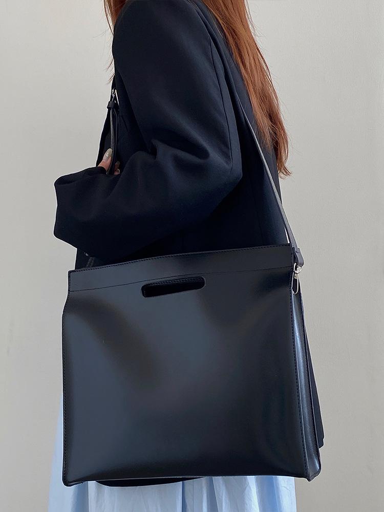 Luxury Ladies' Computer Tote: Versatile Shoulder & Crossbody Bag for Documents & Commuting