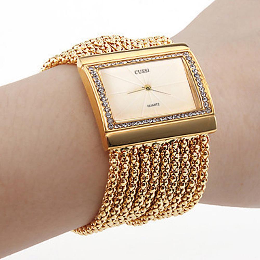 Luxuriöse und hochwertige Uhr für modebewusste Damen. Quadratische, stimmungsvolle Uhr mit großem Zifferblatt