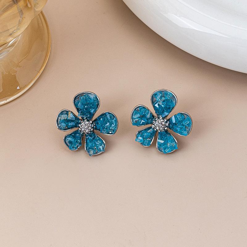 Light luxury design gravel crystal flower earrings women's niche design versatile stud earrings personalized high-end earrings