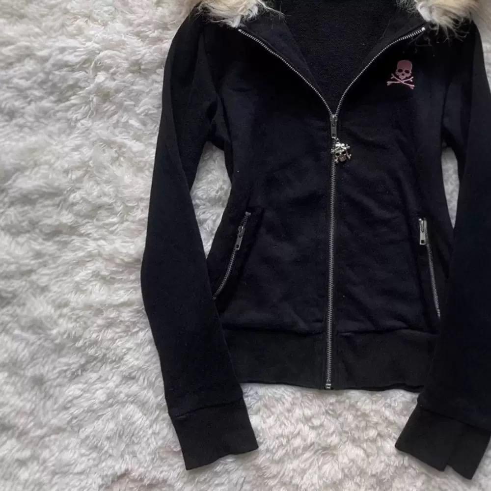 VAYLA Y2K Schwarzer Kapuzenpullover mit Reißverschluss und Fellkragen, Sexy Damen-Sweatshirt, Harajuku Goth Buchstaben-Grafikdruck, Slim-Fit Mantel
