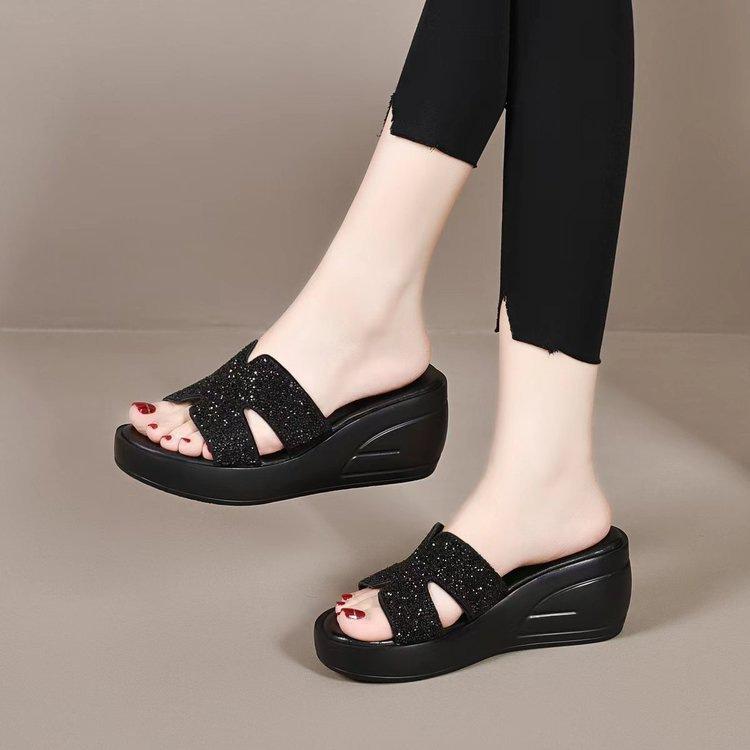 

Rhinestone soft-soled slippers for women to wear 2025 summer new thick-soled fashion muffin one-word cool slippers wedge heel sandals 35