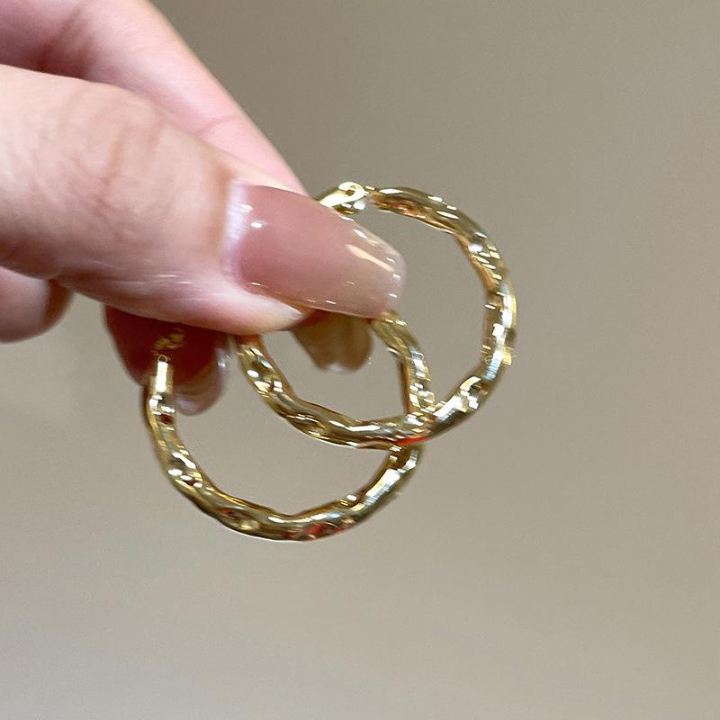 

Trending French Metal Sunflower Hoop Earring Party Texture Elegant Geometry Cheap Earrings Female Fashion Jewelry Woman Gift New