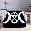 Pentacle & Moon flanellfilt, Skull Witchy Wicca Pagan Black and White Mystical Gothic Solfilt