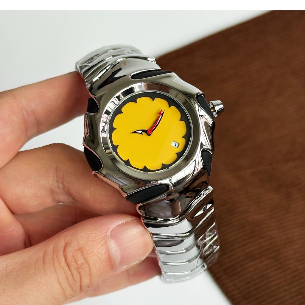 Y2k Design Red Quartz Watch Men Dpecial Blade Personalize High Quality Creative Black Medieval Old Steel Unique Men AAA Clock