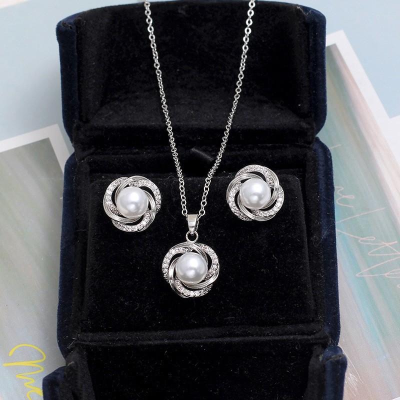 Elegant Zircon Lucky Clover Necklace Earring Set Women Light Luxury Geometric Pendant Jewelry Party Office Wear
