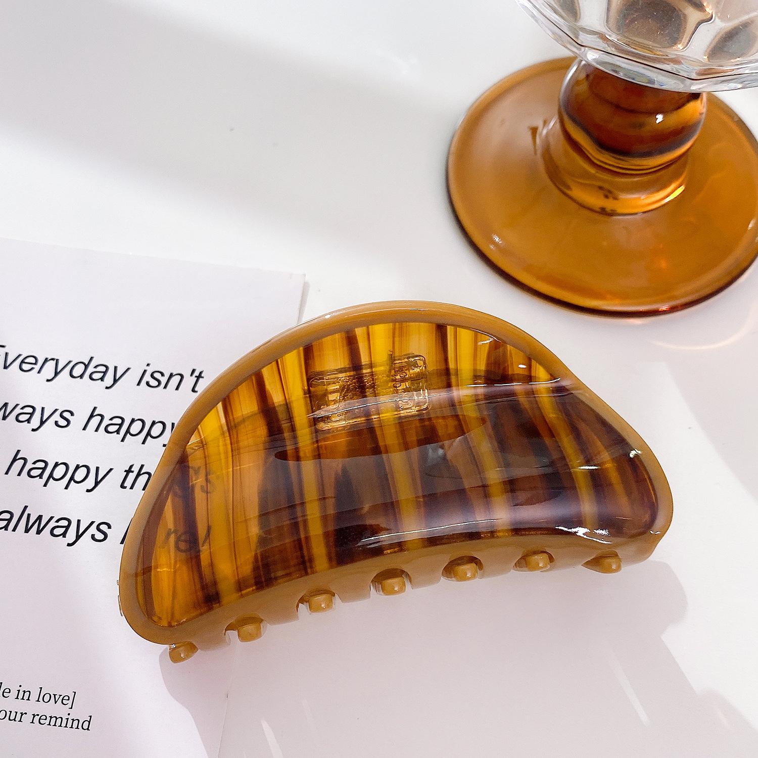 

Premium Quality Large Oval Hair Clip For Women Featuring Stylish Design Geometric Light Coffee 8.8cm