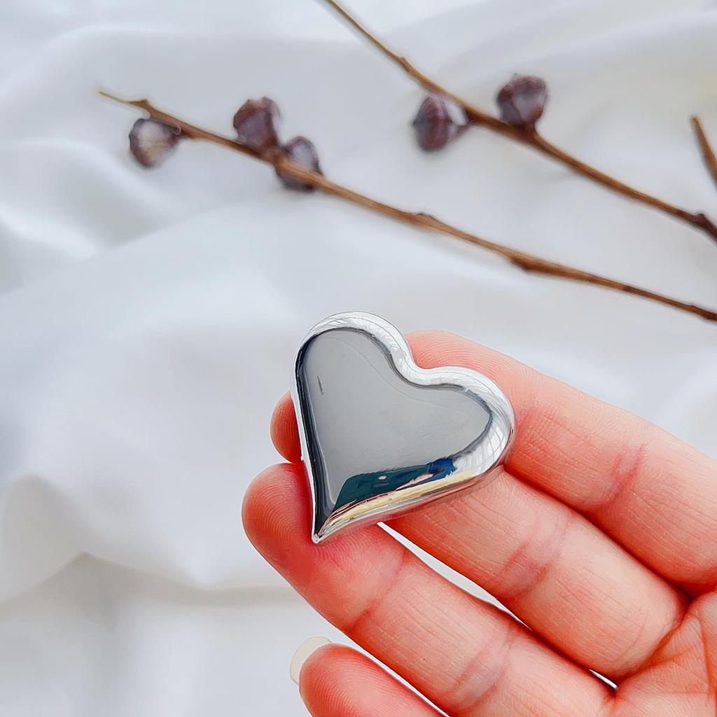 High-End Women's Heart-Shaped Brooch - Sweet & Simple Design