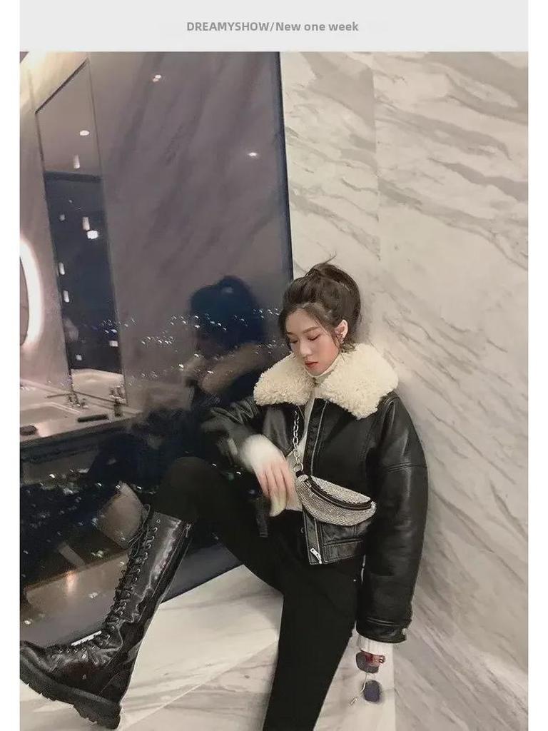 Chaqueta de Motociclista Retro de Terciopelo Negro para Mujer con Cuello de Piel de Cordero - Otoño/Invierno 2023