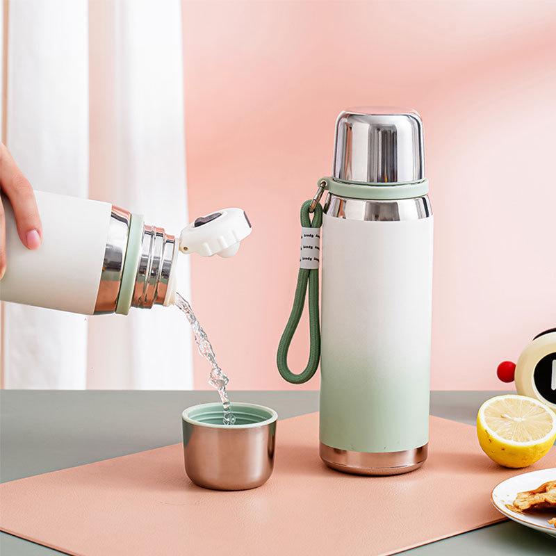 Ein-Tassen-Doppeldeckel-Vakuumbecher 316 Edelstahl Studenten-Wasserbecher Geräumig Tragbar Seilschlaufe Mädchen Gutaussehend Farbverlauf