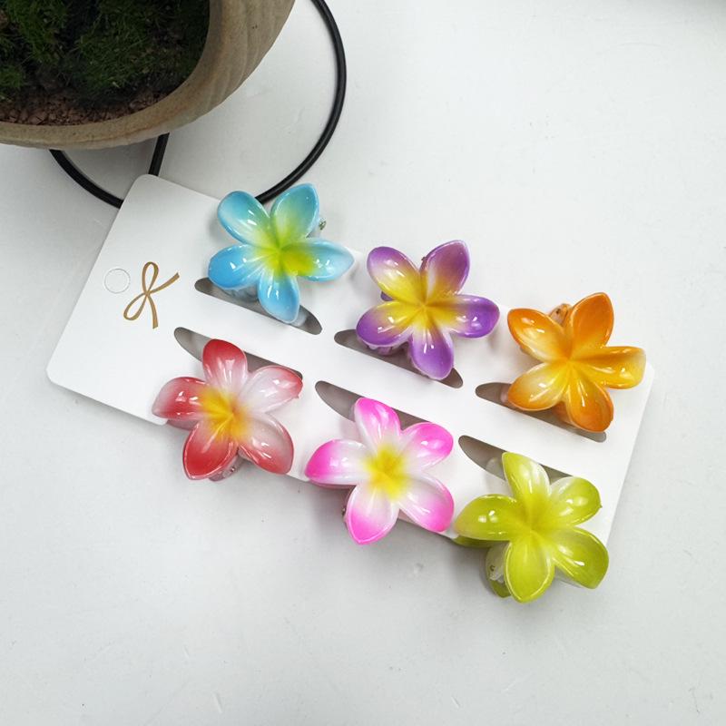 European & American 4CM Frangipani Claw Clip Hairpin - Fashionable Vacation Floral Accessory.