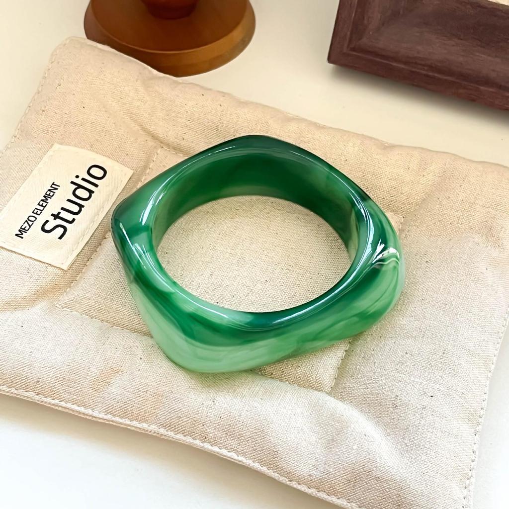 Retro Macaron Color Bangle: Stylish Women's Fashion Bracelet with Unique Niche Design