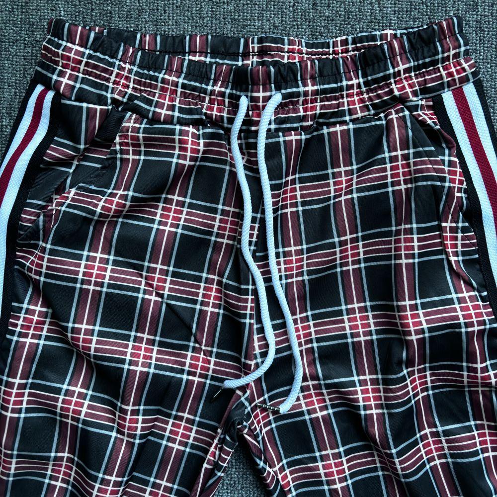 2024 Podzim/Zima Nový módní trend Ležérní set pro muže Evropský a americký Kostkovaný Módní kabát Sportovní kalhoty se zesíleným sametem