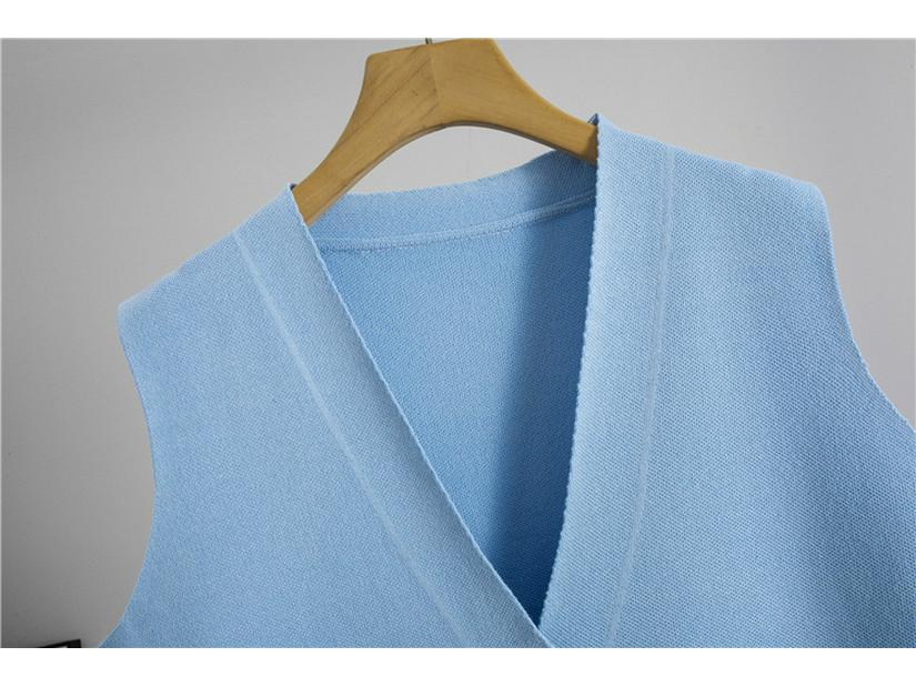 Completo estivo da donna con top lavorato a maglia senza maniche e pantaloni a gamba larga