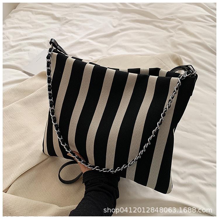 

Корейская версия повседневной черно-белой полосатой сумки-тоут через плечо 2025 большая вместимость простая сумка через плечо летняя супер огненная холщовая сумка чёрный