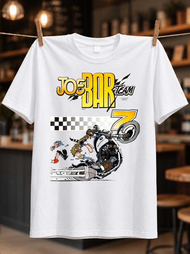 Joe Bar Team 7 Cartoon Motorrad-Unfallszene Mit Karostreifen Und Übergroßer Gelber Zahl Comic Unisex Alles T-Shirt
