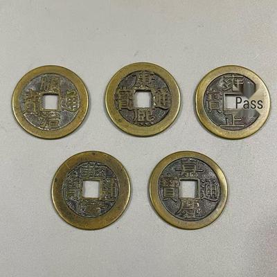Verdikte Qing Dynastie Qianlong Kangxi Koperen Munten - Vijf Keizers Verzamelingsobject voor Huis of Tentoonstellingsdisplay.