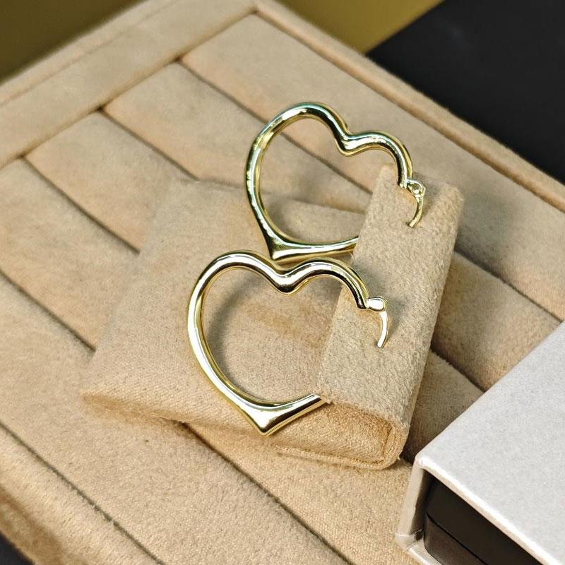 Simple Hollow Love Earrings Small Fresh Wild Metal Peach Heart Earrings Cute Female Jewelry Earrings