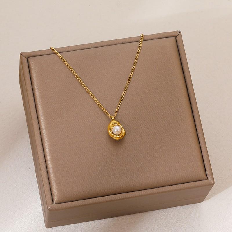 High-End Heart & Geometric Titanium Steel Clavicle Necklace for European & American Markets