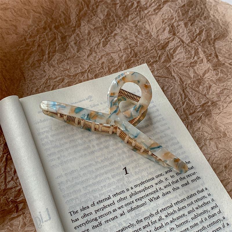 Elegant Oversized Retro Acetate Hairpin: Exquisite Korean Shark Clip for Women