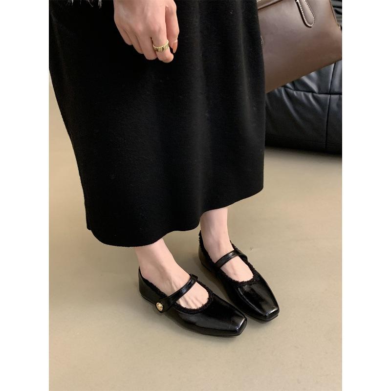 French evening wind retro square head shallow mouth single shoes women's winter 2025 new Korean version temperament flat bottom velvet Mary Jane shoes