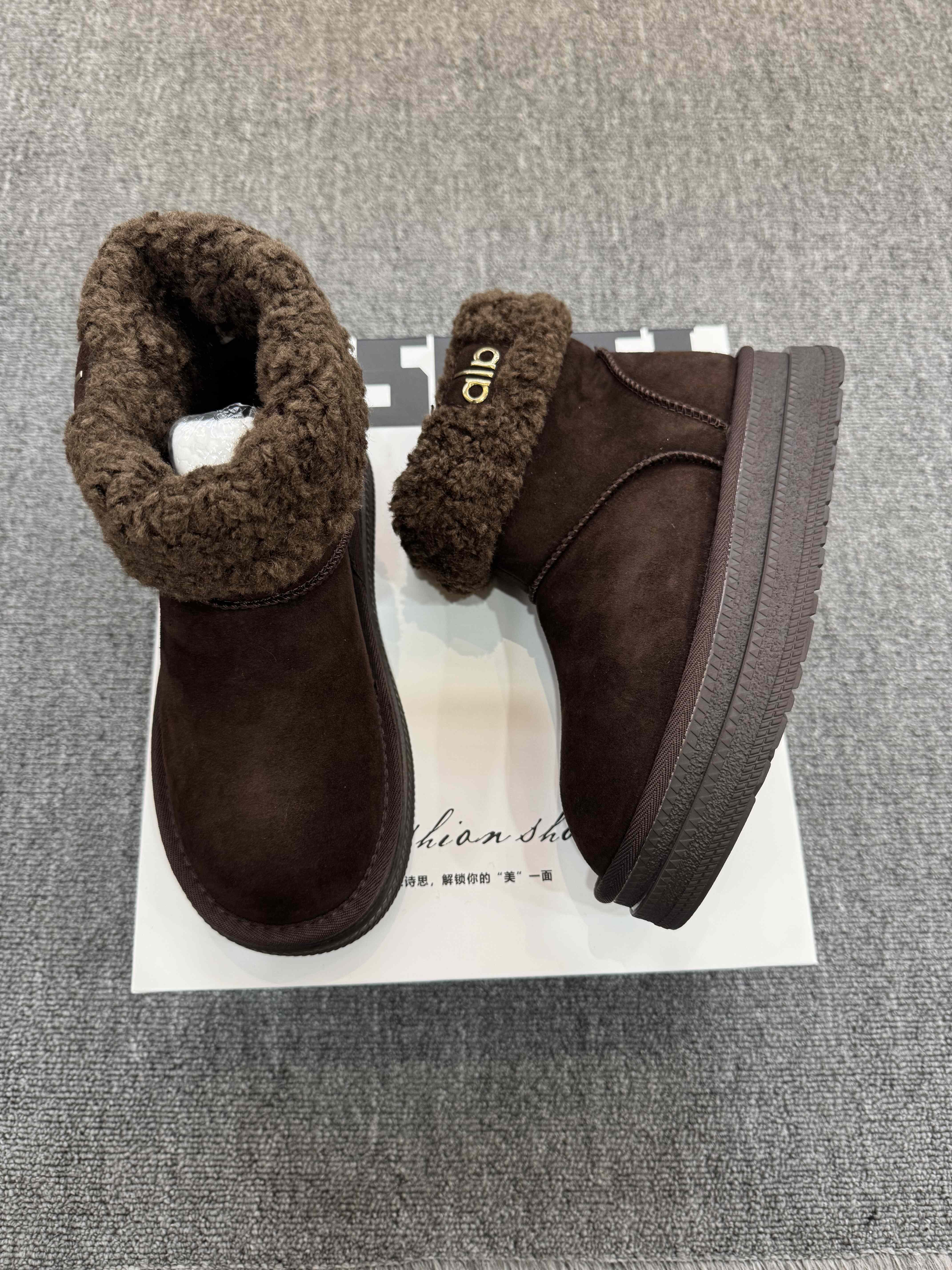 

New 2025 winter leather platform plush short boots warm fluffy shoes snow boots Martin boots comfortable women s boots 40 какао коричневий колір