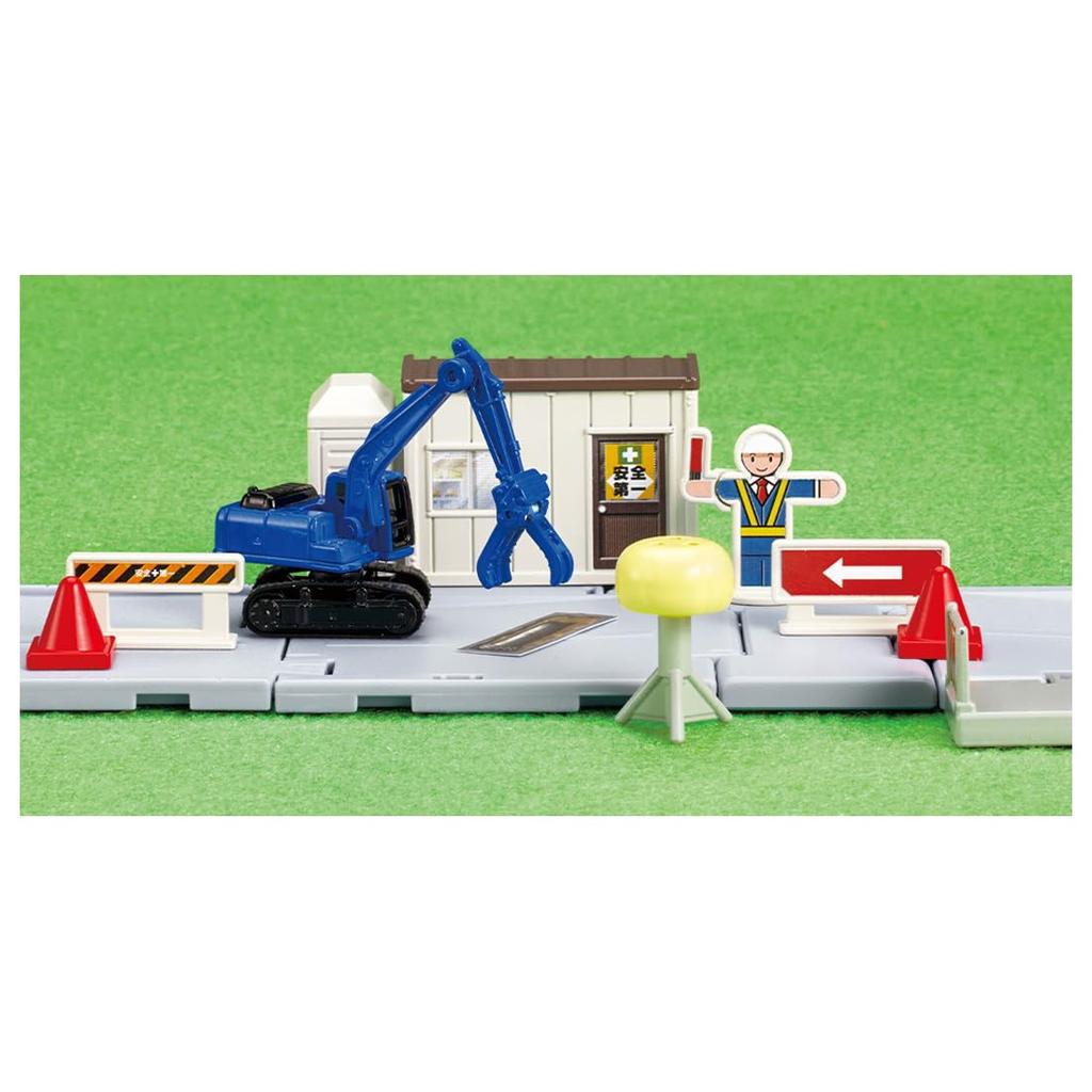 TAKARA TOMY Tomica Tomica Town Road Construction Site (with Tomica & Scenery Parts) Miniature Car Toy for Ages 3 and Up