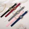 Elegante Modische Damen-Quadrat-Quarzuhr mit Silikonarmband