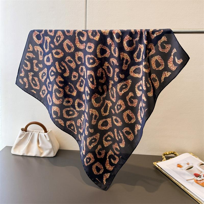 

2026 Design Fashion Square Silk Scarf Women Hairband Printed Small Satin Shawls Foulard Neckerchief Female Headbands Bandana 70x70cm