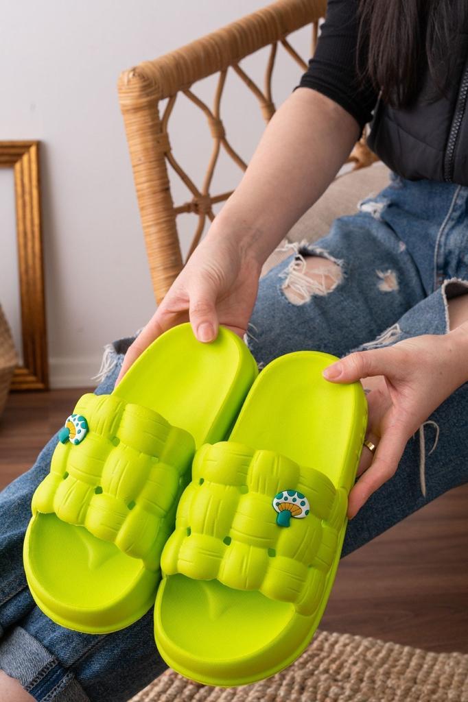 Slipcat Women's Luxury Lightweight and High Sole Non-Slip Sticker Patterned Casual Beach Sea Pool Bathroom Slippers Gel