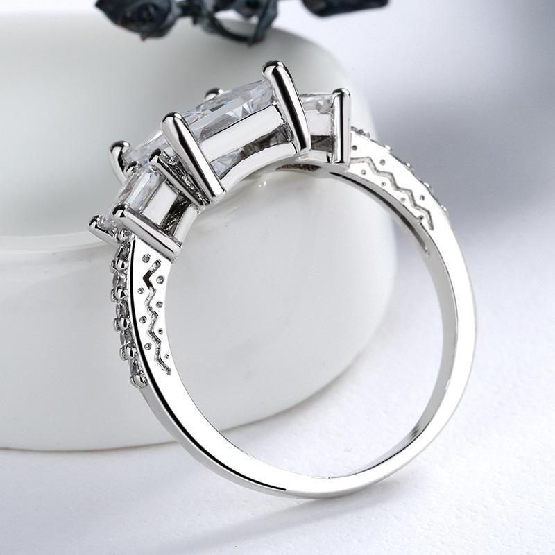 Women's Gold-plated Clear Zircon Ring Elegant Luxury Crystal Zircon Ring