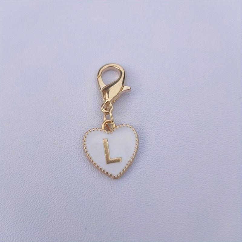 Hetsäljande 26 engelska bokstäver vit dubbelsidig persikohjärta nyckelring hjärtformad legeringsaccessoarprydnad