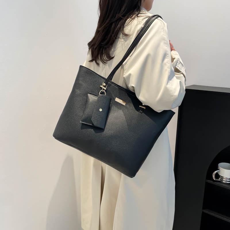 Simple and large-capacity tote bag, spring niche new fashion commuter handbag, textured shoulder bag.