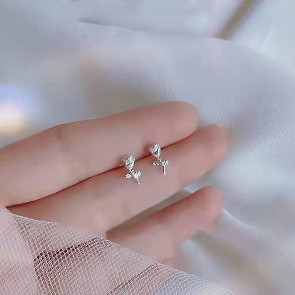 Beixi s925 Sterling Silver French Rose Stud Earrings - Elegant Floral Miniature with a Cool, Minimalist Style