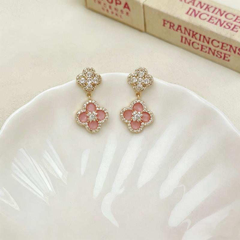 French Elegant Pink Mother-of-Pearl Clover Stud Earrings - Versatile, Sweet, and Luxurious Design