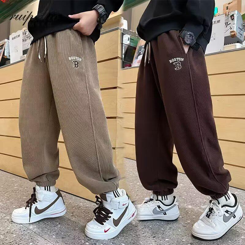 Velké chlapecké trendy jarní tepláky 2025 - Sportovní, volný střih pro chlapce