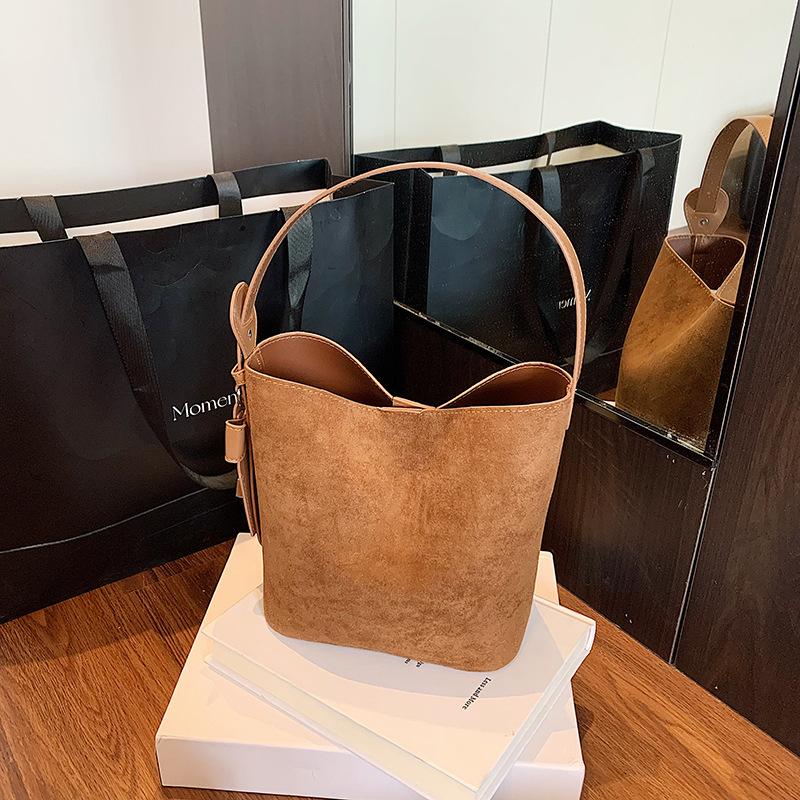 

Fashion and foreign personality trend bucket bag autumn and winter new shoulder bag 2025 niche design women s messenger bag коричневый