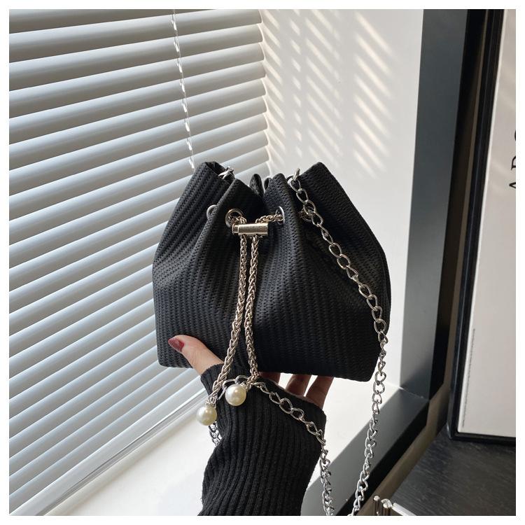

Niche minimalist design bag women s 2025 new fashion lamp velvet core chain bucket bag versatile shoulder messenger bag чёрный
