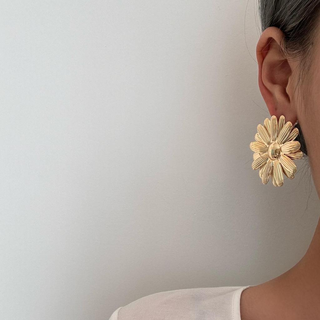 Retro Daisy Earrings: High-End Fashion Exaggerated Studs