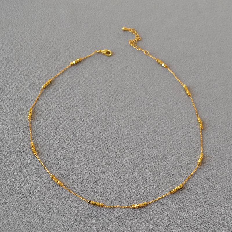 Koreanisches Nischen-Design handgefertigt glänzend abgeschrägte quadratische Perlen Messing goldbeschichtete Textur kurzes dünnes Halsband Schlüsselbein-Kette