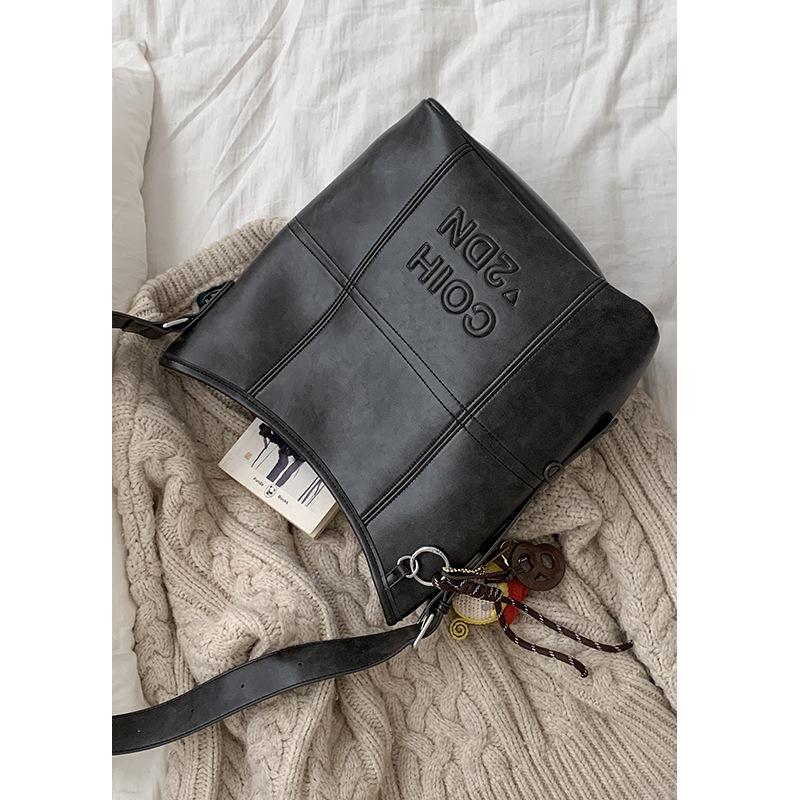 Retro Large-capacity Underarm Bag Women's 2025 New Fashionable and Simple Bucket Bag Versatile Shoulder Commuter Messenger Bag
