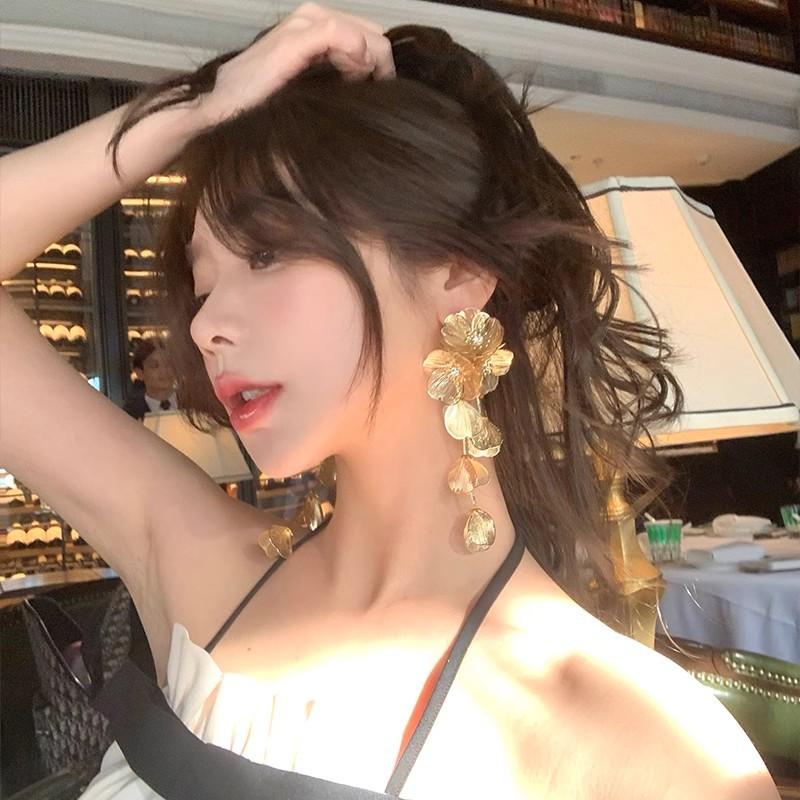 Französisch Gold Blume Quaste Einzigartige Ohrringe Damen High-End Sinn Leichter Luxus Wunderschöne Ohrstecker Übertrieben Und Kleines Gesicht