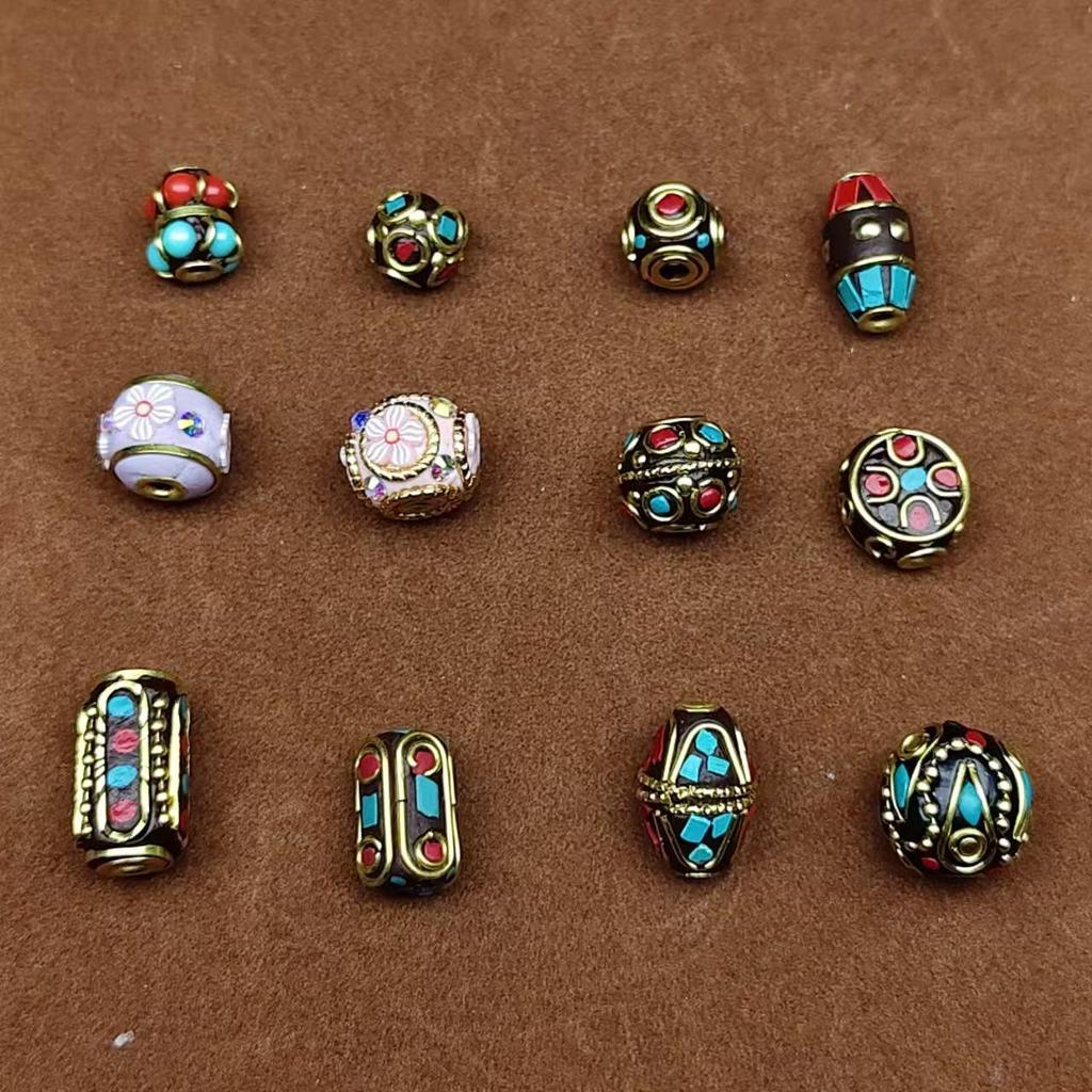 Nepalski Ręcznie Robiony Naszyjnik z Sześciosylabową Mantrą z Mosiężnymi Inkrustowanymi Koralikami