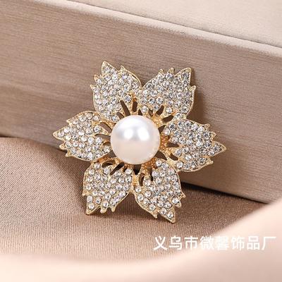 High-end Full Diamond Six-leaf Flower Pearl Brooch Suit Coat Collar Corsage Accessories Personalized Pin