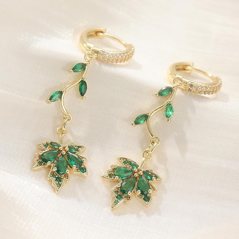 Vintage Emerald Maple Leaf Pattern Dangle Earrings for Women Elegant Golden Plated Pendant Earrings Jewelry Accessories