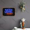 Nostalgische Bates Motel Neon Metall Wandskulptur | Halloween & Weihnachtsgeschenk Ideal für Man Cave/Keller/Bar/Taverne