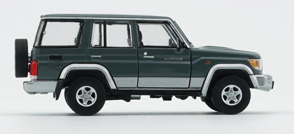 BM CREATIONS Toyota Land Cruiser LC76 tmavě šedý RHD Hotový produkt 1:64