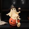 Harz Spukhaus Dekoration Niedliche Geisterfigur, Sitzt auf Kürbisstatue mit Hexe Halloween Tischhut, Tischdekoration für Party Lustige Regalpuppe